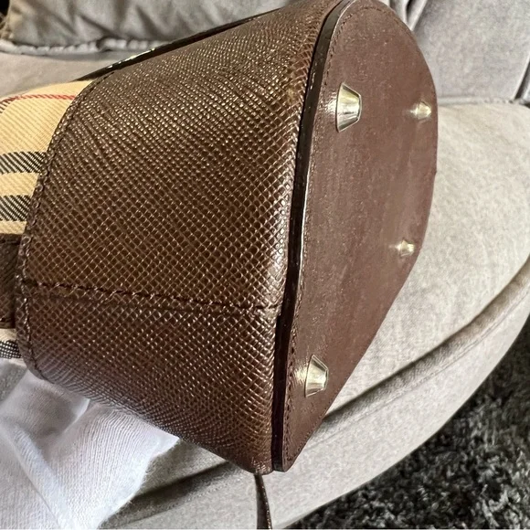 💕PRICE REDUCTION💕 Pre-loved! BURBERRY tote bag. - Picture 12 of 13